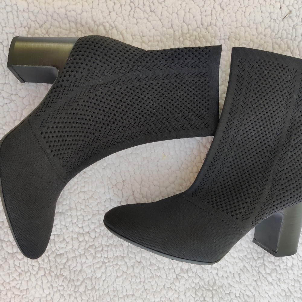 Born Meggs Knit Ankle Boots, size 8.5